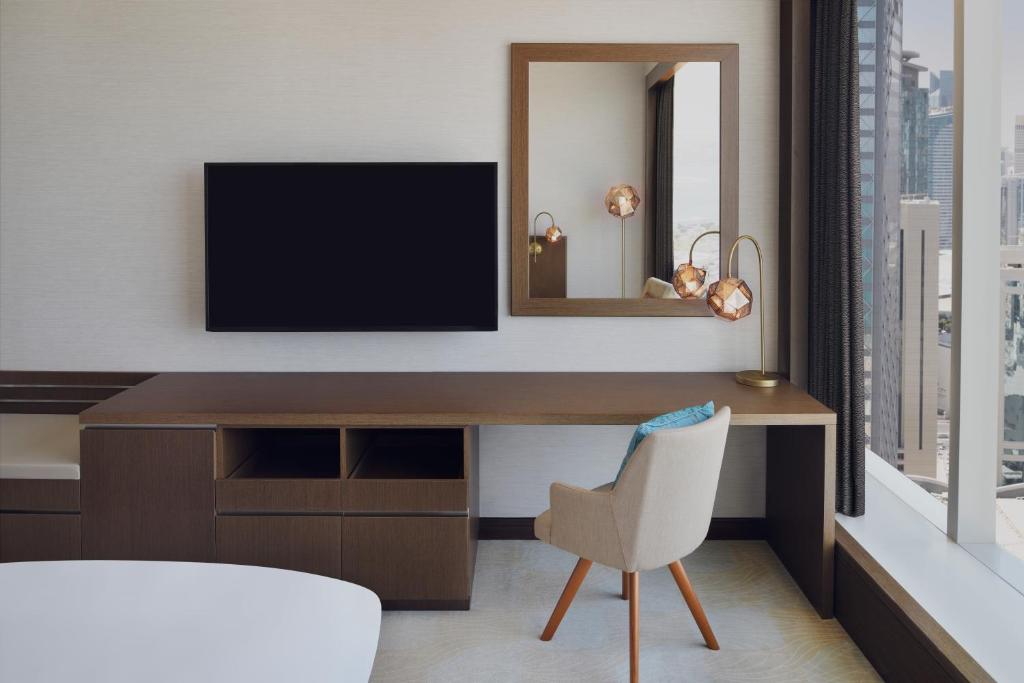 TV a/nebo společenská místnost v ubytování Delta Hotels by Marriott City Center Doha