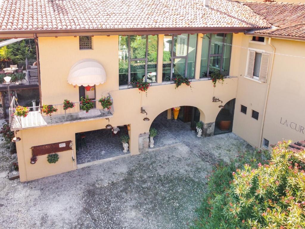 - une vue aérienne sur une maison avec une cour dans l'établissement LA CURT guest house, à Artogne