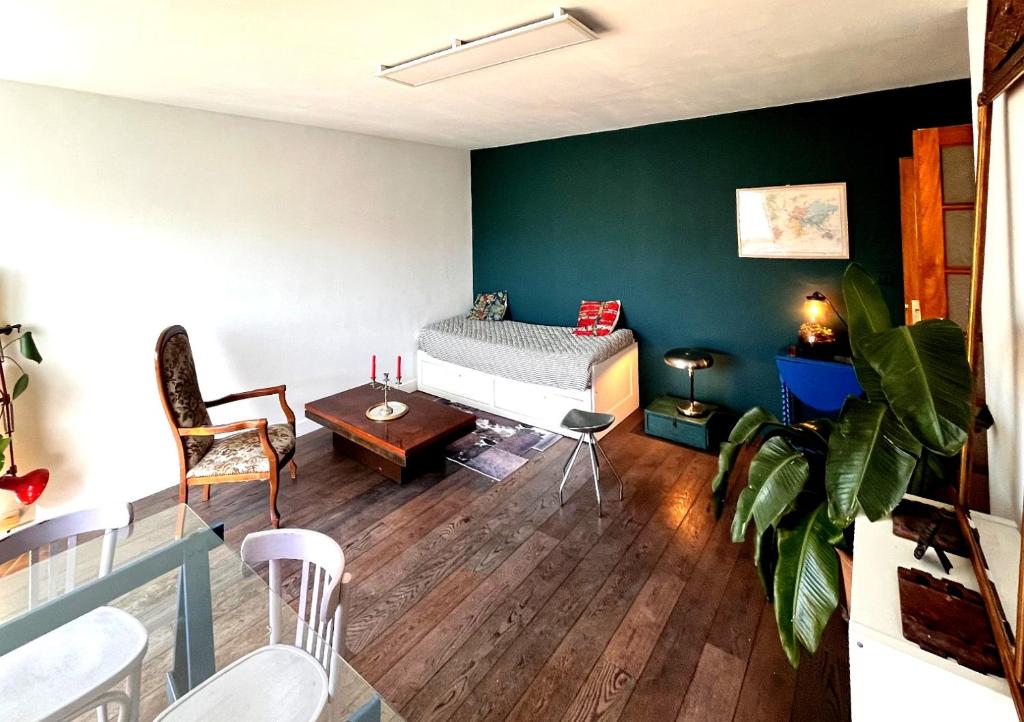 een slaapkamer met een bed en een tafel in een kamer bij FLC - La Plaine-Cr. Julien-Lift-Clim in Marseille