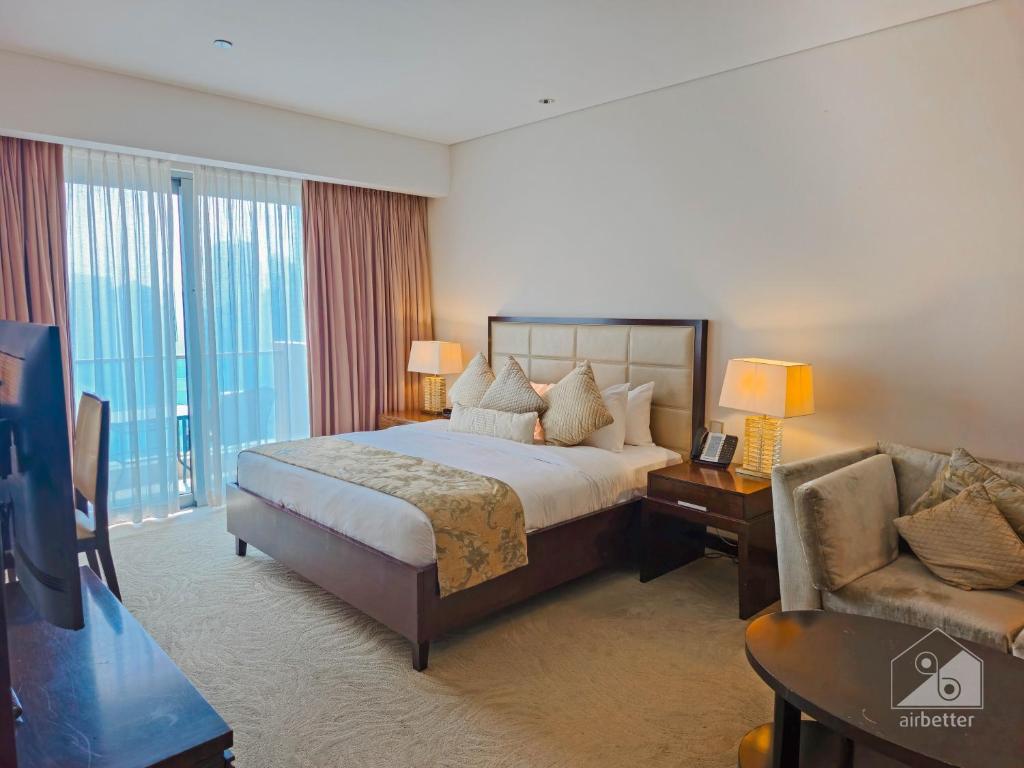 Postel nebo postele na pokoji v ubytování Luxury at The Address Dubai Marina Residence