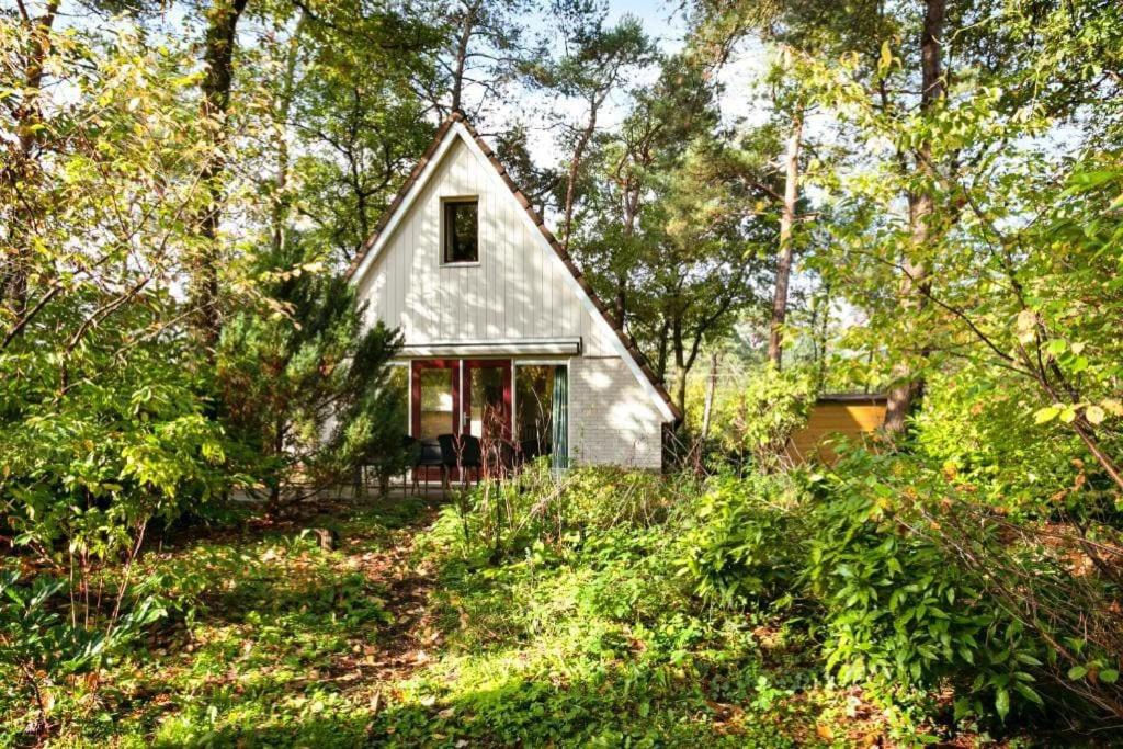 een klein huis midden in een bos bij Vakantiehuis de Eekhoorn in Nunspeet op de Veluwe in Nunspeet