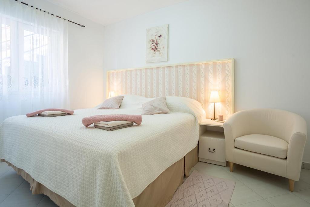 Postel nebo postele na pokoji v ubytování Apartments Oleandar