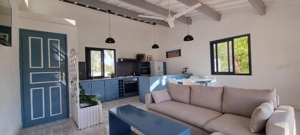 a living room with a couch and a kitchen at Flamingo résidence in Toliara