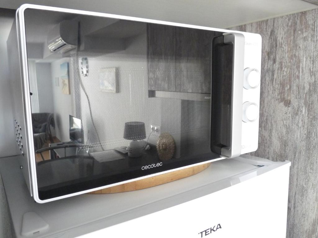 Televízia a/alebo spoločenská miestnosť v ubytovaní Modern Apartment Near Beach