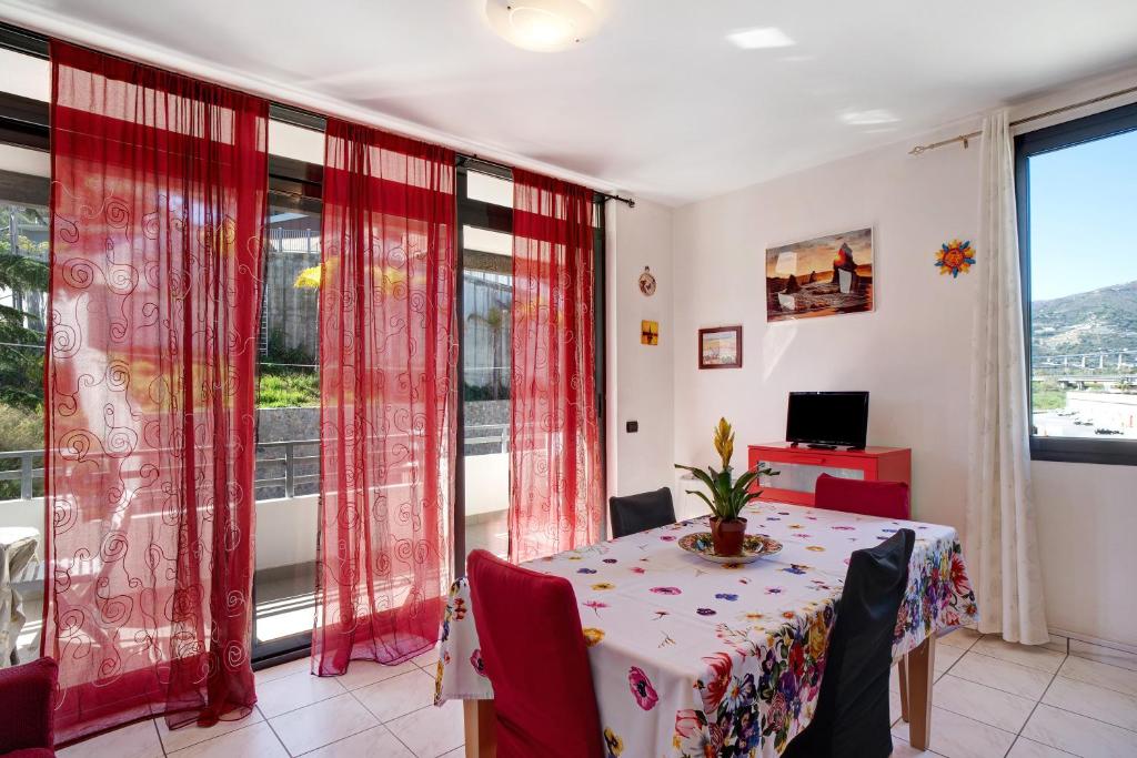 Un comedor con una mesa y una ventana. en Bussana Mare, en Bussana Nuova