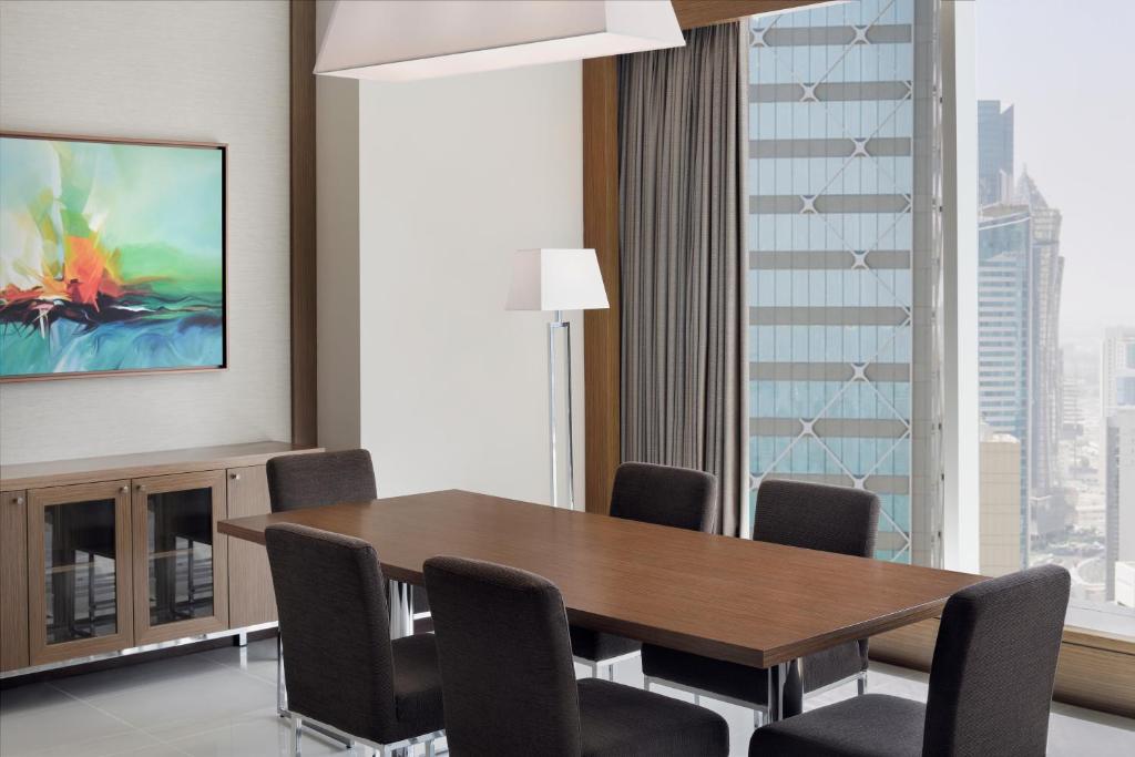 TV a/nebo společenská místnost v ubytování Delta Hotels by Marriott City Center Doha