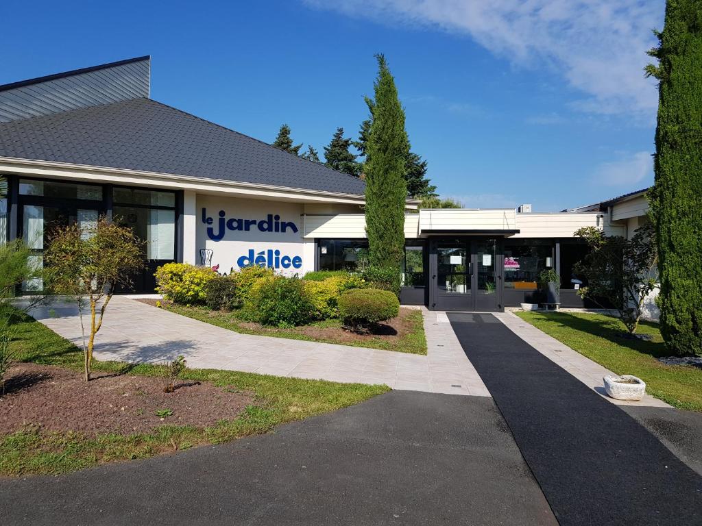 サン・ヴィクトルにあるHotel Restaurant Le Jardin Déliceの看板付きの建物