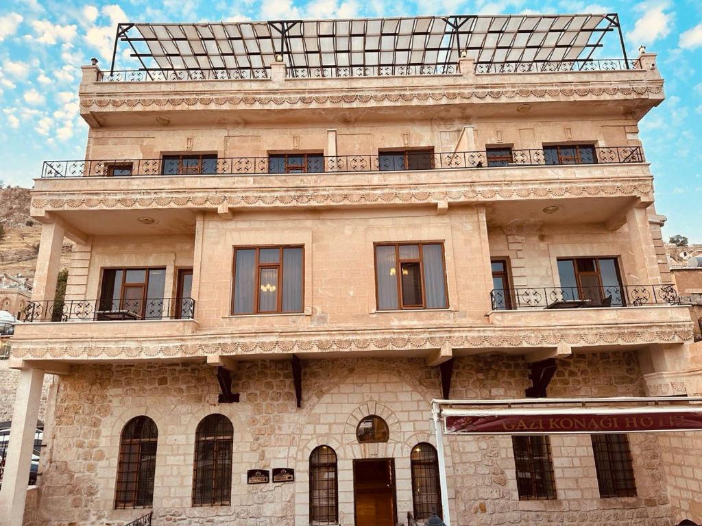 un edificio con balcón en la parte superior en Gazi Konagi Butik Hotel, en Mardin