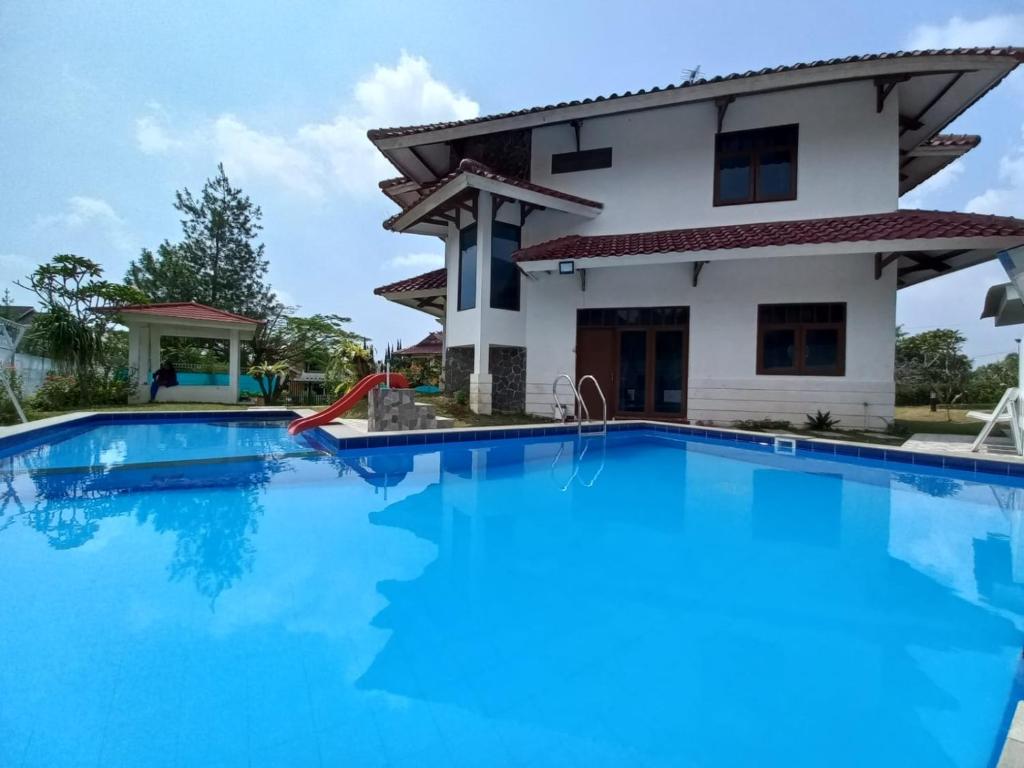 una piscina frente a una casa en Villa Cimacan BC 105, en Cipanas