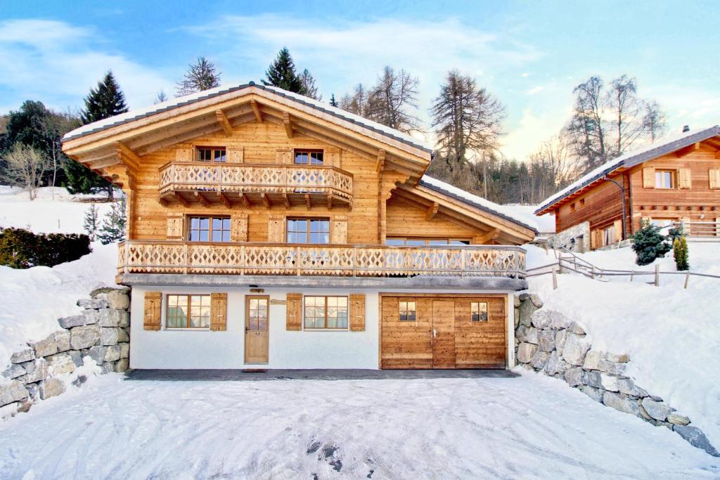 una casa de madera en la nieve en Réveil féerique au cœur des alpes - Vercorin en Vercorin