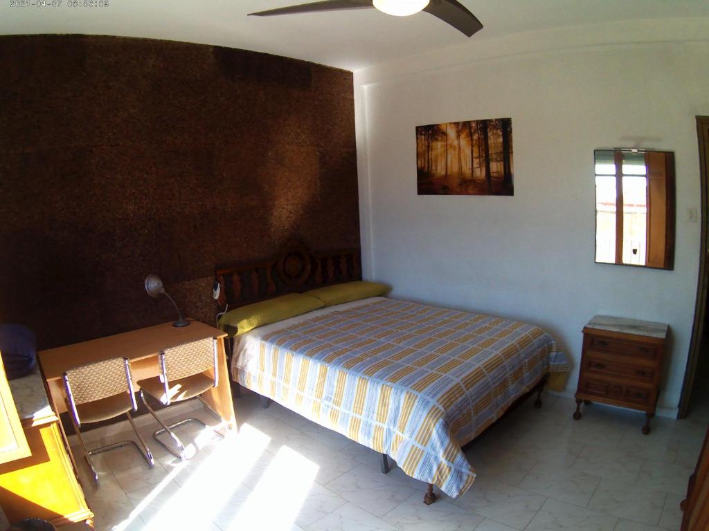グラナダにあるPenthouse 1のベッドルーム1室(ベッド1台、テーブル、椅子付)