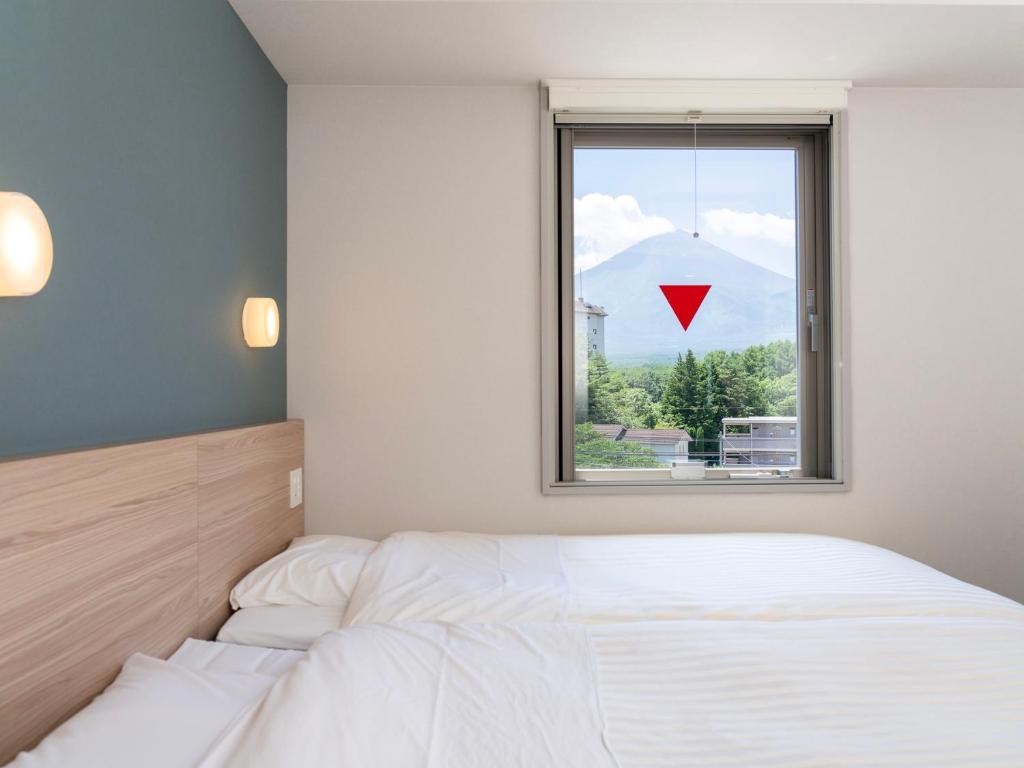 Postel nebo postele na pokoji v ubytování Super Hotel Fujikawaguchiko Tennenonsen