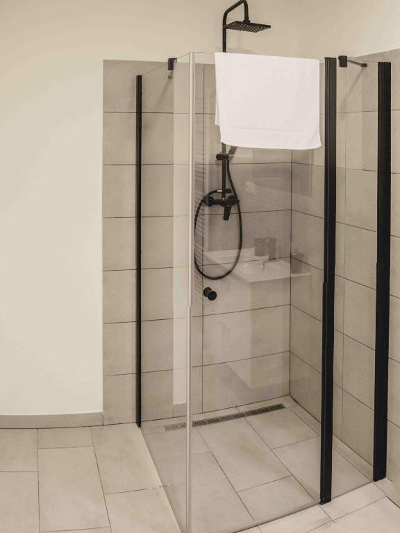 una doccia con una porta in vetro in un bagno di Penzion Kamence a Liptovský Mikuláš