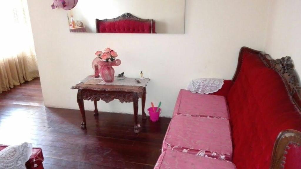 uma sala de estar com uma mesa e um sofá rosa em centrico Plaza san martín esquina Apurimac y contumaza 817 departamento 3 edificio Encarnación em Lima