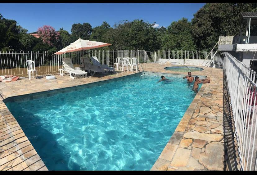 un grupo de personas en una piscina en Hotel Beira Rio Guararema en Guararema