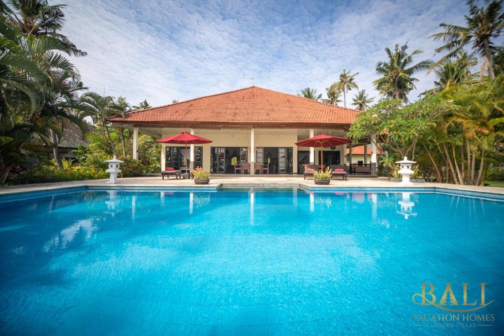 Villa Burung, Breathtaking oceanfront, infinity pool 3BR - Housity