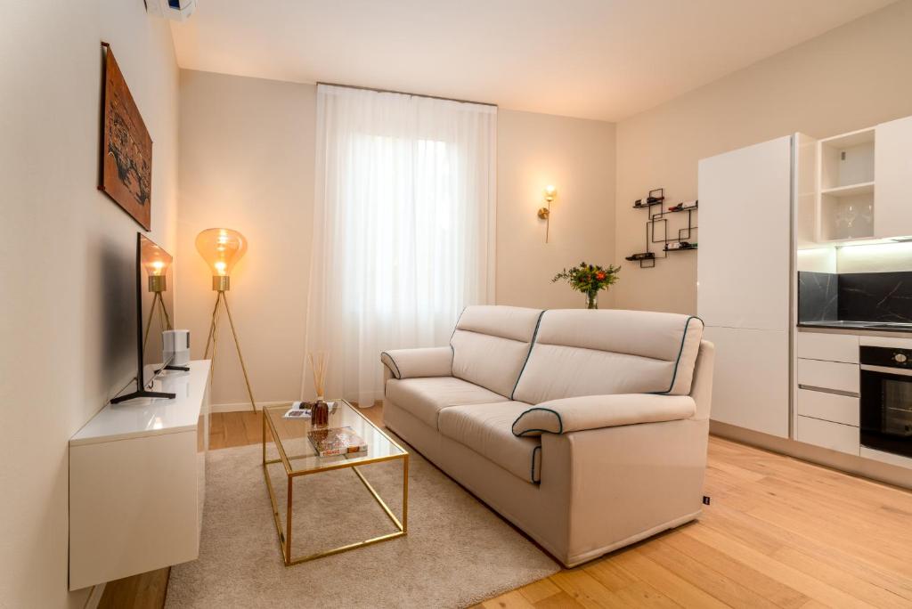 een woonkamer met een bank en een tafel bij Residenza del Principe - DB Apartment in Florence