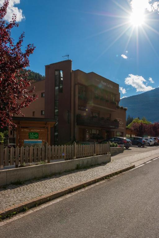 Nespecifikovaný výhled na hory nebo výhled na hory při pohledu z hotelu