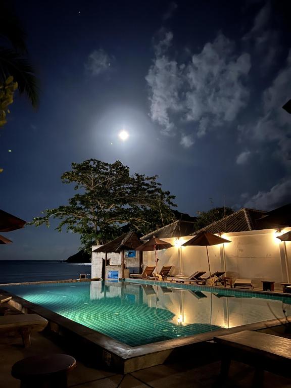Der Swimmingpool an oder in der Nähe von Pen's Bungalow Koh Phangan