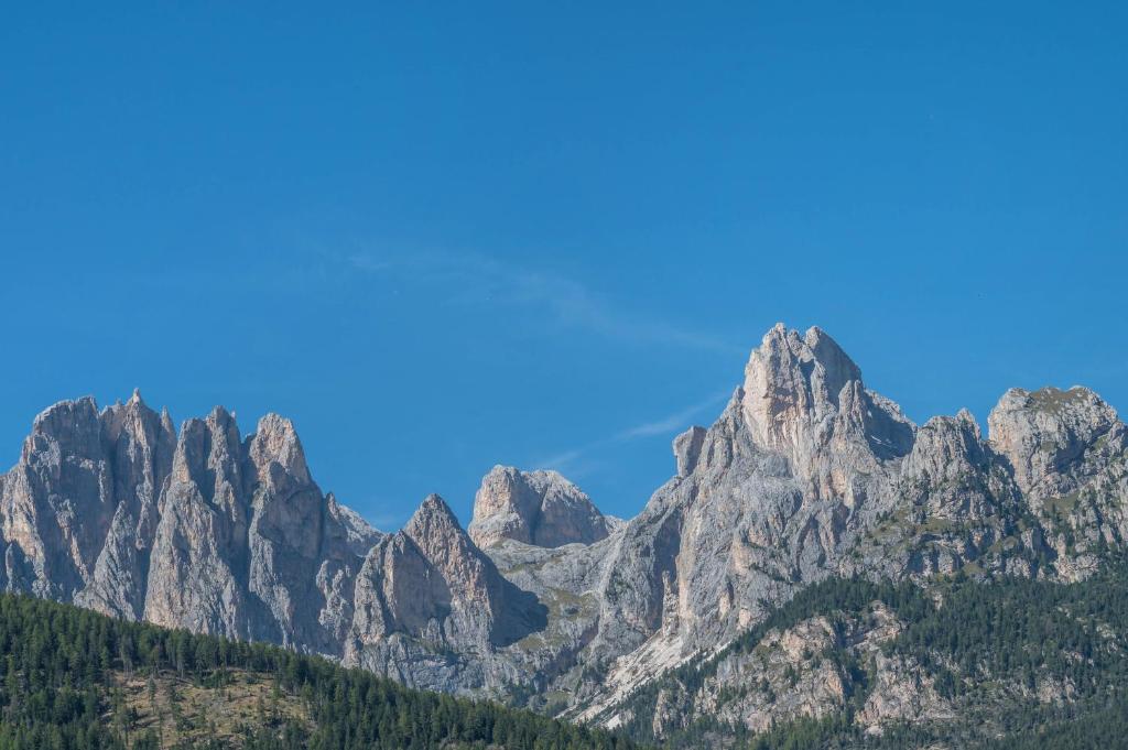 Una imagen general de la montaña o una montaña tomada desde el departamento
