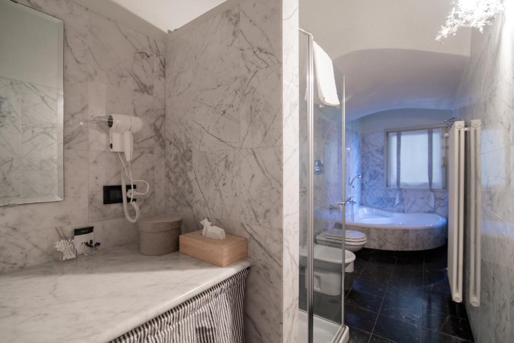 A bathroom at Il giardino di Luy Apartment