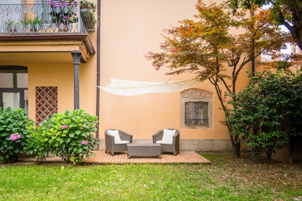 A garden outside Il giardino di Luy Apartment