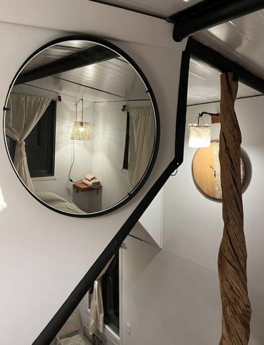 een spiegel aan de zijkant van een kamer bij Tiny House - Chacras de Coria by Inside in Ciudad Lujan de Cuyo