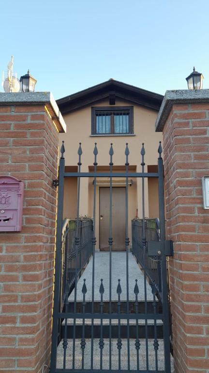 una puerta a una casa con una casa en 36 bis affittacamere, en Montaldo Roero