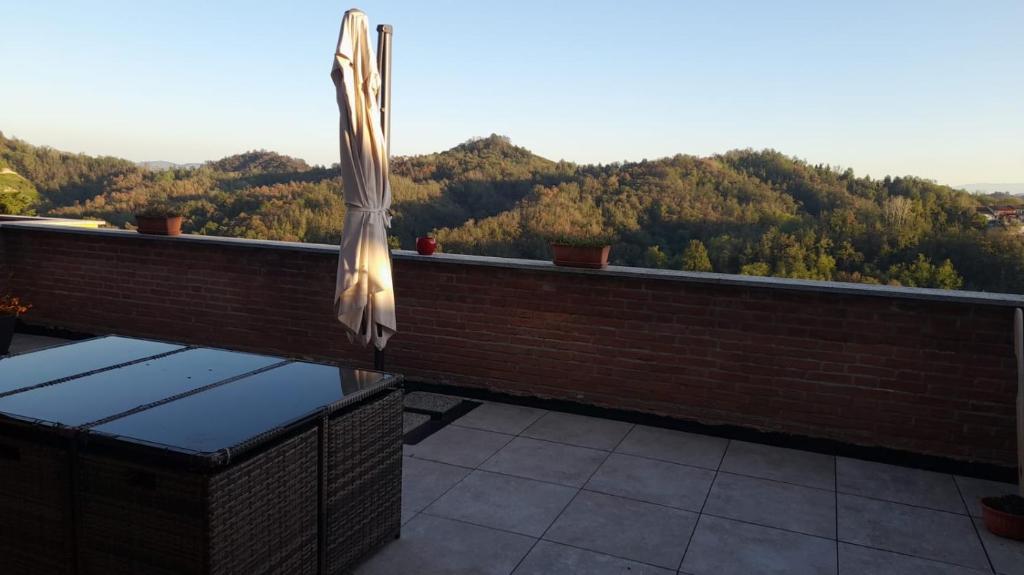 una sombrilla en un balcón con vistas en 36 bis affittacamere, en Montaldo Roero