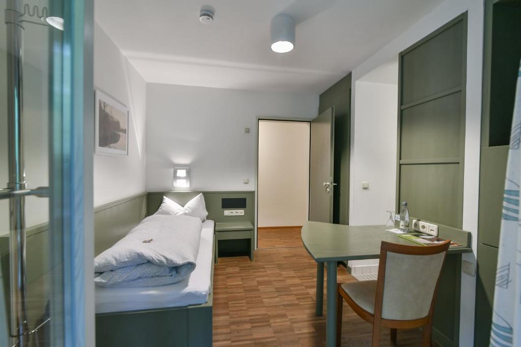 Postel nebo postele na pokoji v ubytování Luisenburg Resort