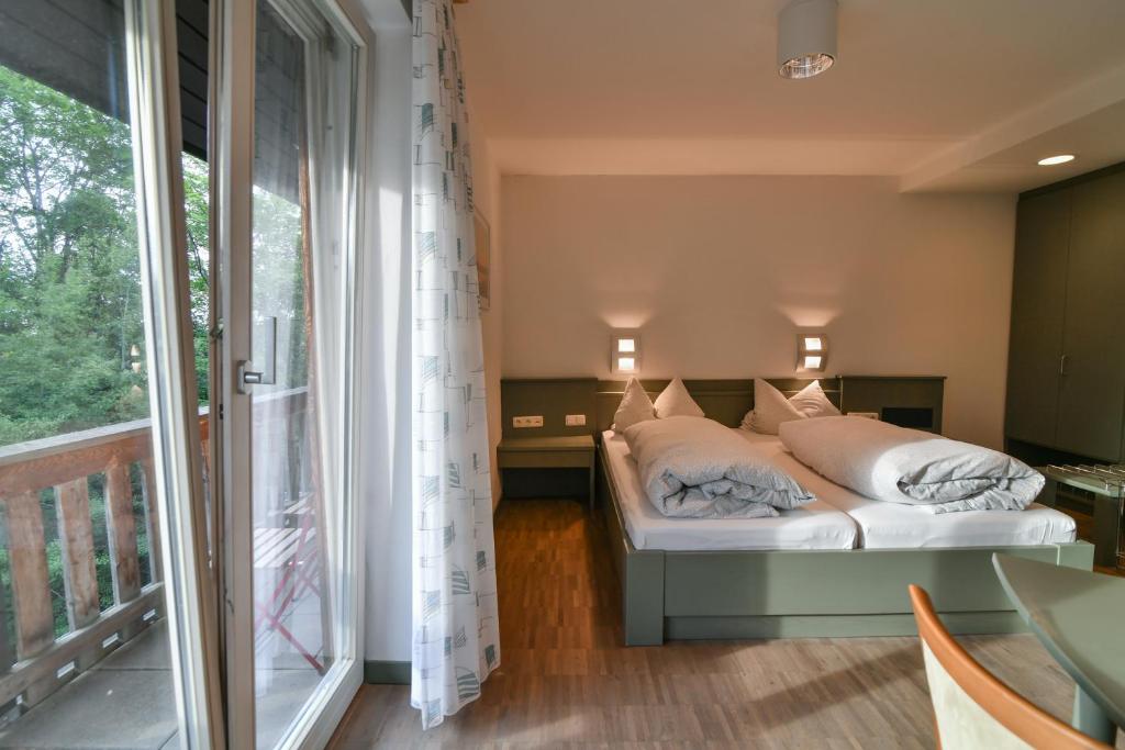 Postel nebo postele na pokoji v ubytování Luisenburg Resort