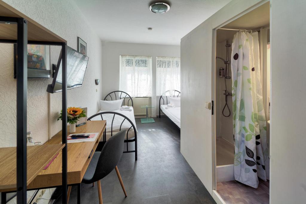 a small apartment with a dining room and a bedroom at Hotel Tanne in Saalfeld