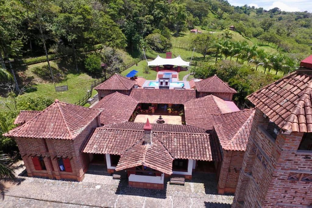 uma vista aérea de uma grande casa com telhados de azulejo em Finca La Alcazaba 