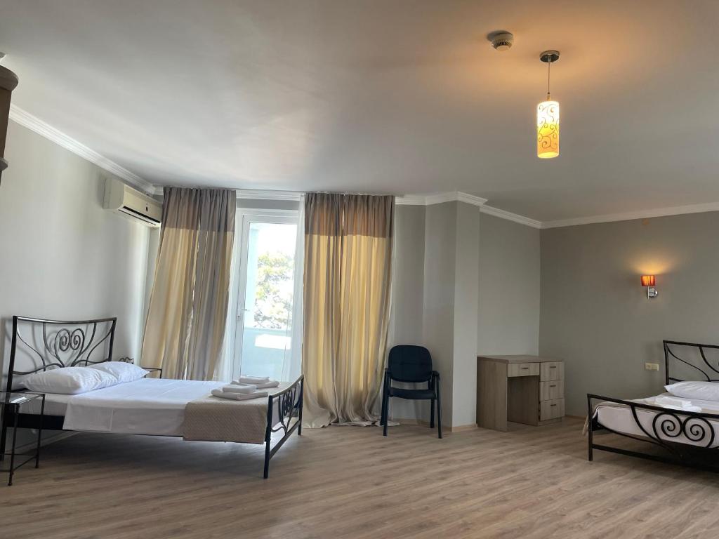Postel nebo postele na pokoji v ubytování Argo Hotel