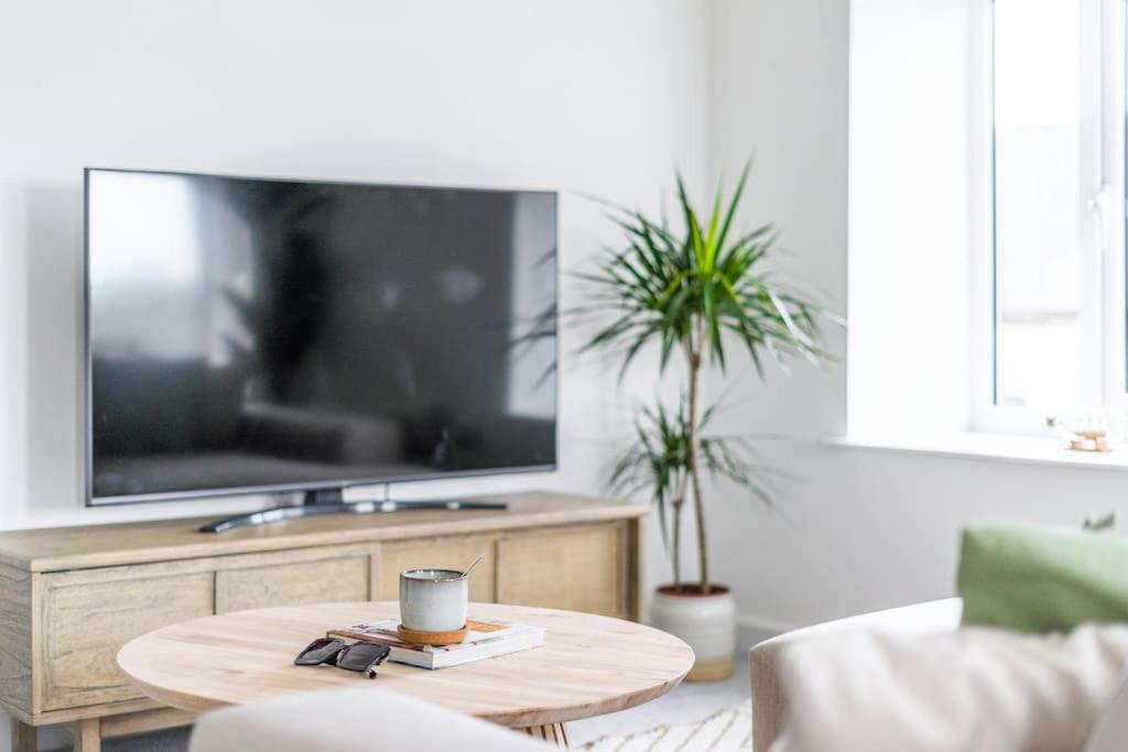 uma sala de estar com uma mesa de centro e uma televisão em Newport Ship's Nook: Cozy Hideaway em Newport