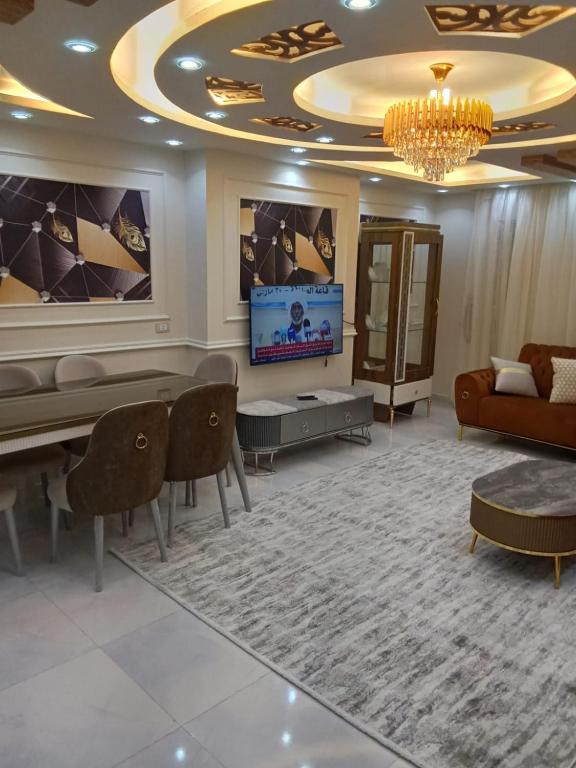 TV a/nebo společenská místnost v ubytování super lux furnished apartment in Al Muhandeseen with a view on the Nile