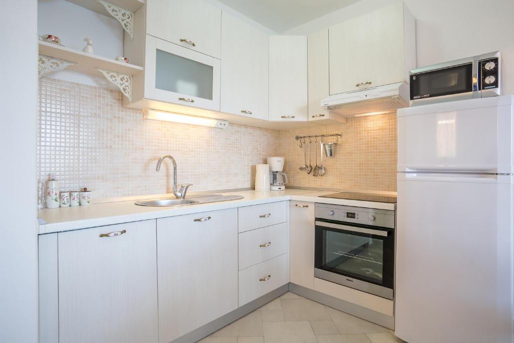 Kuchyň nebo kuchyňský kout v ubytování Apartments Oleandar