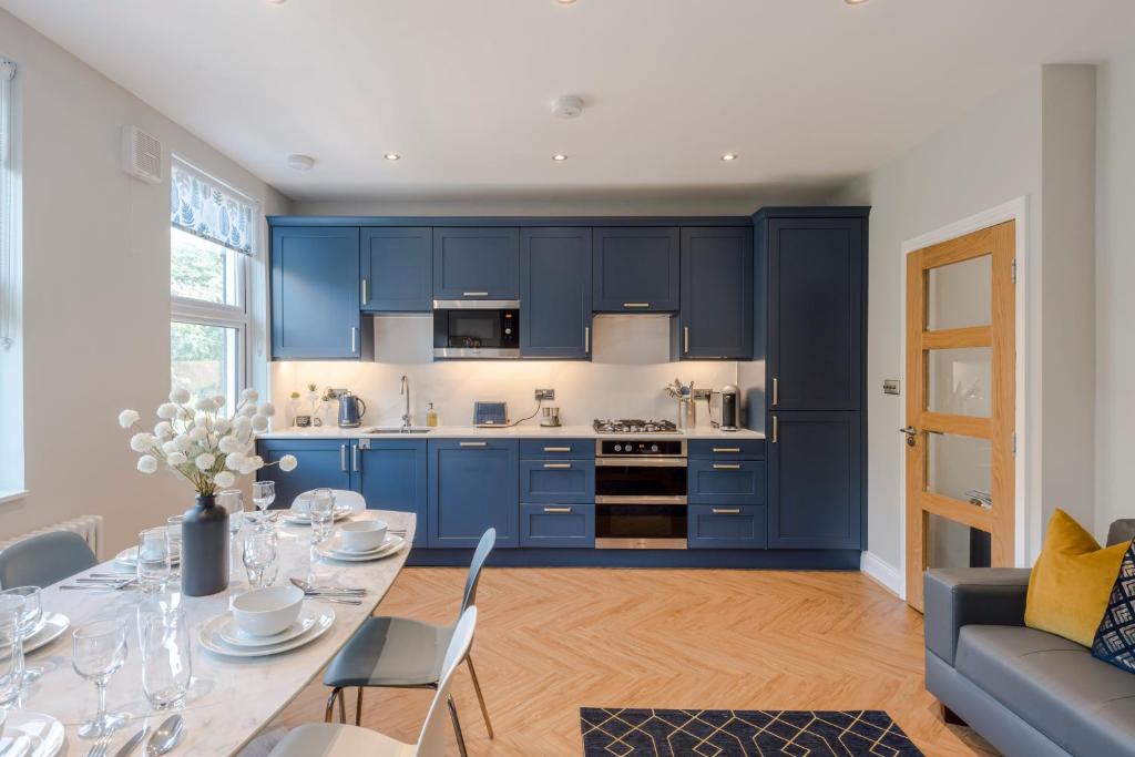 Dapur atau dapur kecil di Stunning 3 Bed Duplex Apartment in the heart of West Hampstead