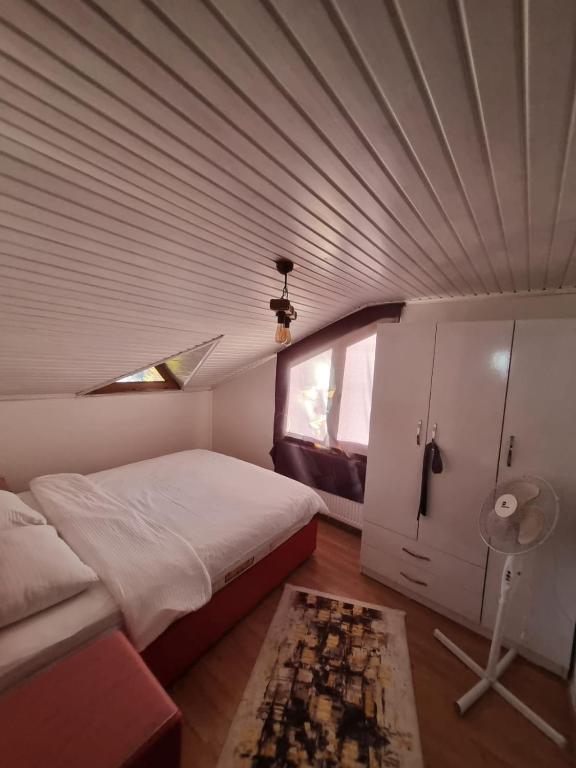Кровать или кровати в номере SNOW HİLL HOUSE Pansiyon