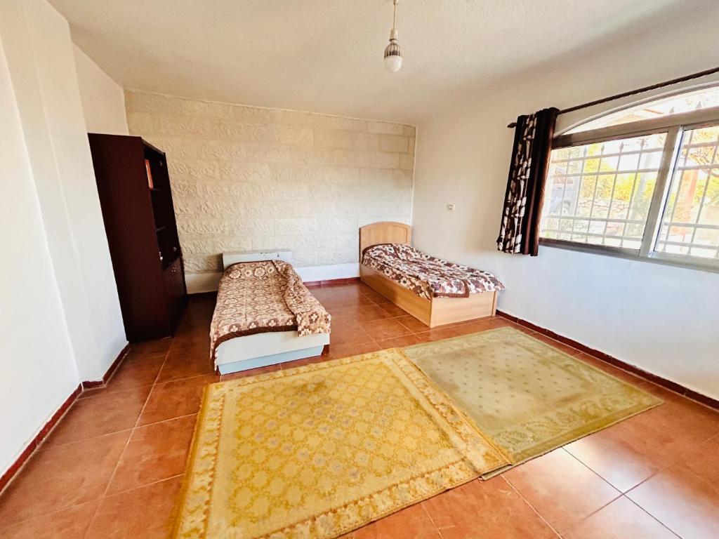 Postel nebo postele na pokoji v ubytování apartment between ajloun castle and Jerash ruins