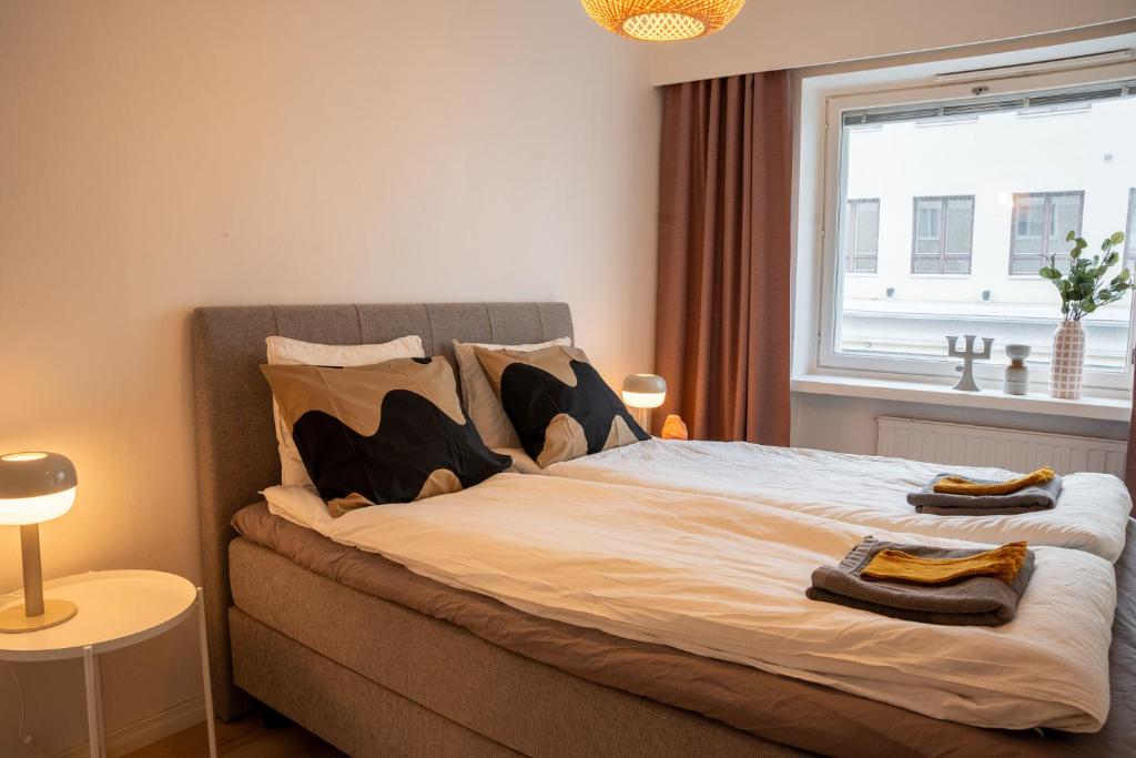 Postel nebo postele na pokoji v ubytování Urban Arctic Elegance: 2-Room Stylish Getaway