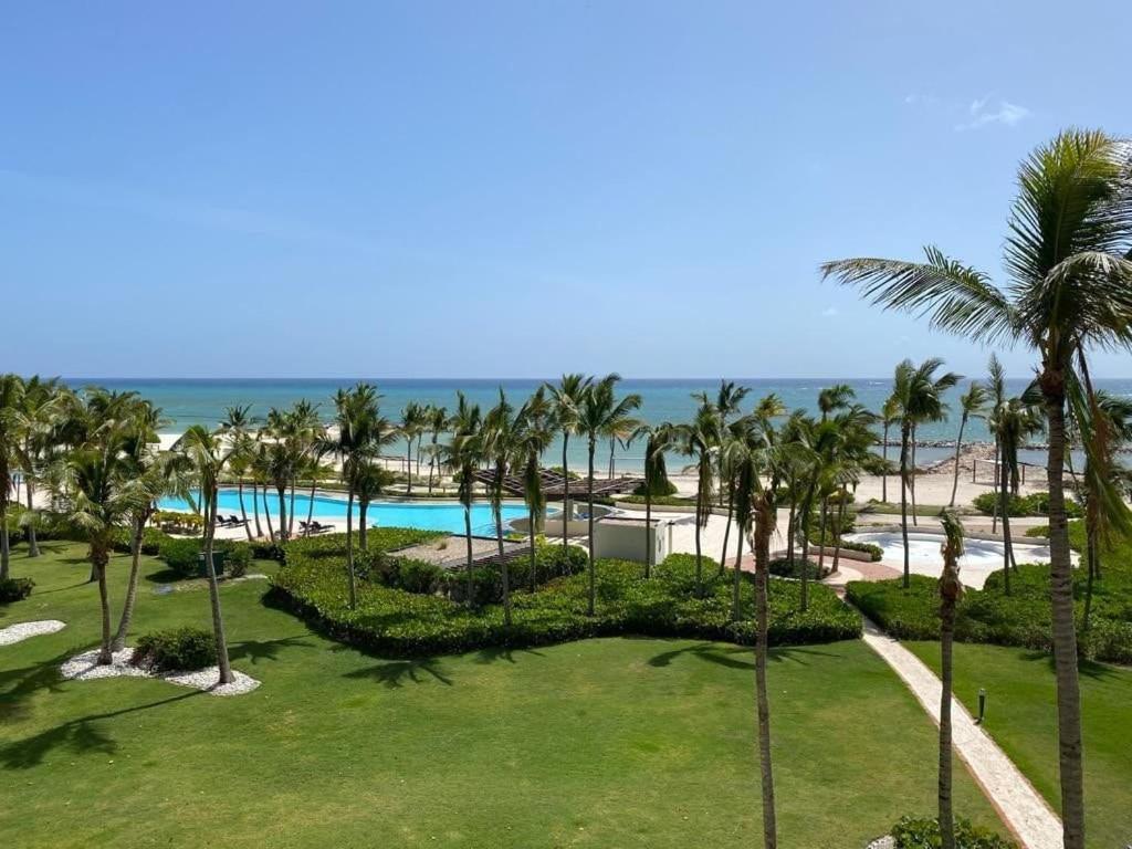 an aerial view of a resort with a pool and palm trees at Exclusivos apartamentos con vista a la playa en Aquamarina, Cap Cana in Punta Cana