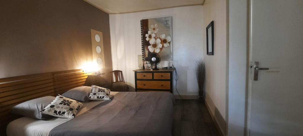 una camera da letto con un letto con due cuscini sopra di Chambres d'Hôtes L'Hermitage ad Anzex
