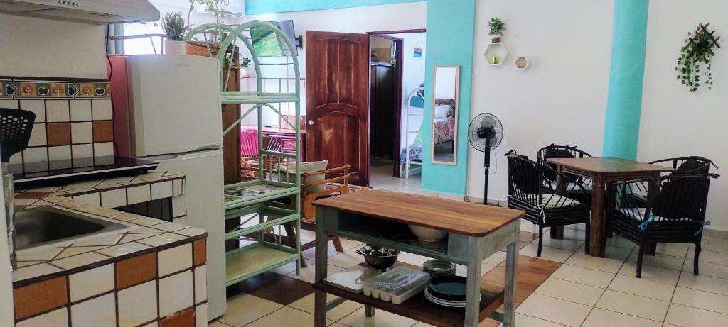 Kuchyň nebo kuchyňský kout v ubytování Cool Vibes Beach Hostel