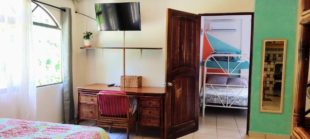 Postel nebo postele na pokoji v ubytování Cool Vibes Beach Hostel