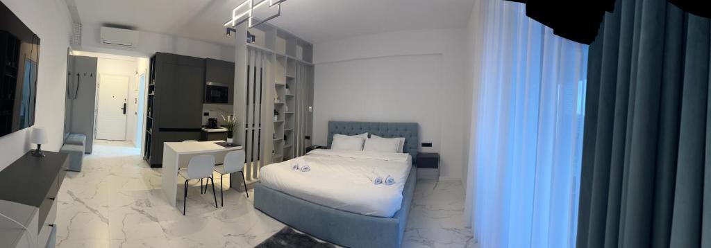 une chambre avec un lit, une table et un bureau dans l'établissement Black Sea Booking, à Mamaia