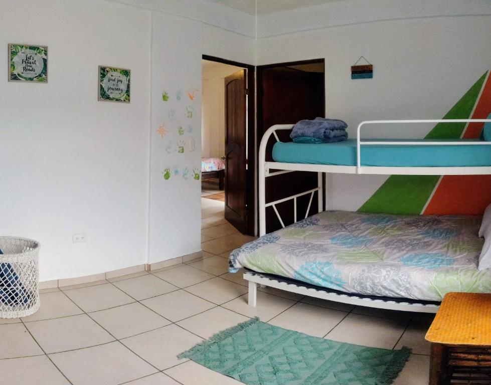 Postel nebo postele na pokoji v ubytování Cool Vibes Beach Hostel
