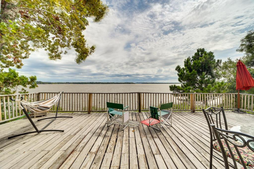 PetFriendly Checotah Home with Deck and Lake Views!, Checotah