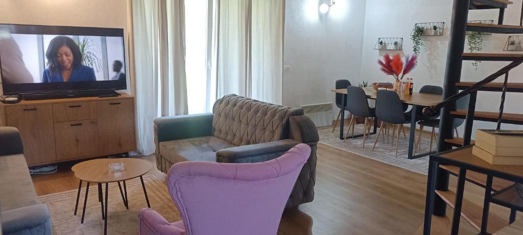 un soggiorno con TV, divano e sedie di Holiday home Dani a Bihać