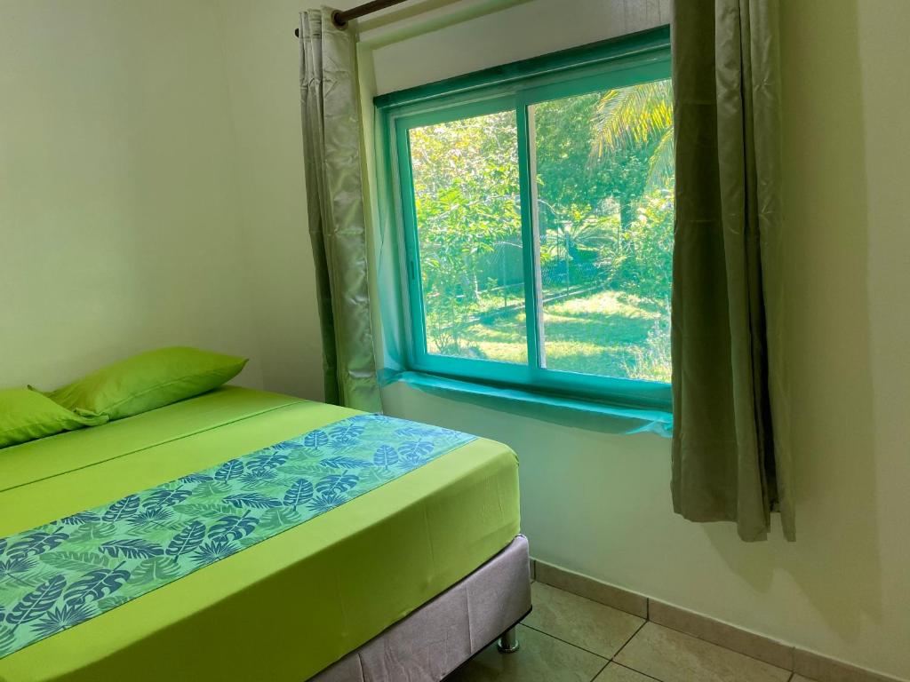 um quarto com uma cama e uma janela em CHEZ TAUA maison isolée pas de wifi ni bus em Opoa